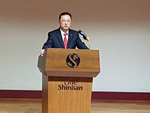 김병철 신한금융투자 사장은 26일 서울 여의도 본사에서 취임 기자간담회를 열고 '최고의 금융솔루션을 제공하는 자본시장 탑 플레이어'가 되기 위한 전략과 각오를 밝혔다. <김민주 기자>